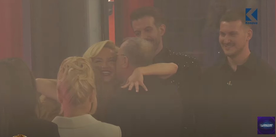 Nuk i pa qe 100 ditë, Sara surprizohet me një darkë me familje e shoqëri (VIDEO)