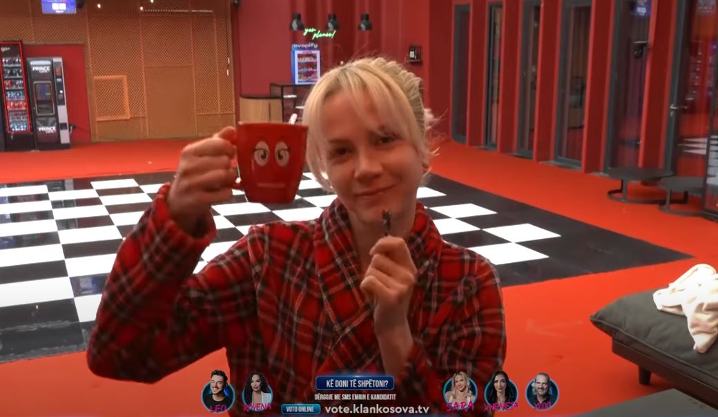 "Mirëmëngjesi Kosovë, mirëmëngjesi Shqipëri!", Sara nis ditën me "Prince Caffe"