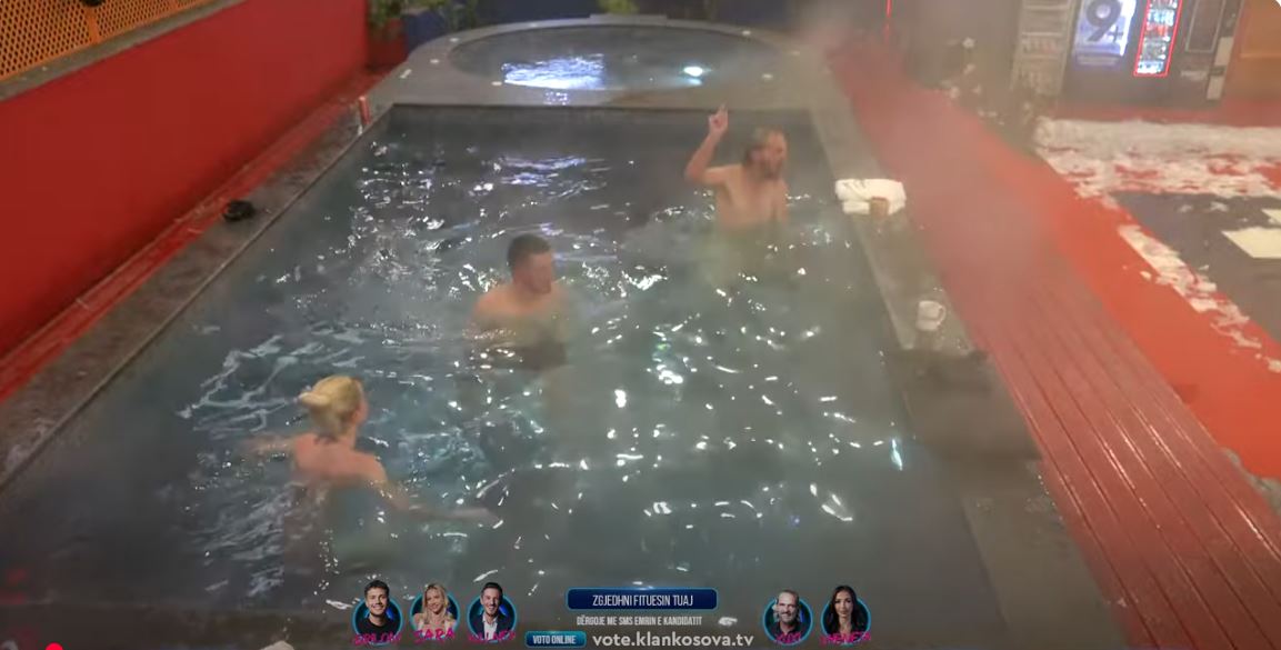 Kënga elektrizon Xuxin, bën super lëvizje në pishinë (VIDEO)