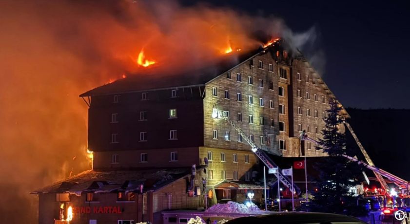 Shpërthen zjarr në resortin dimëror në Turqi, 10 të vdekur e 32 me plagë të rënda
