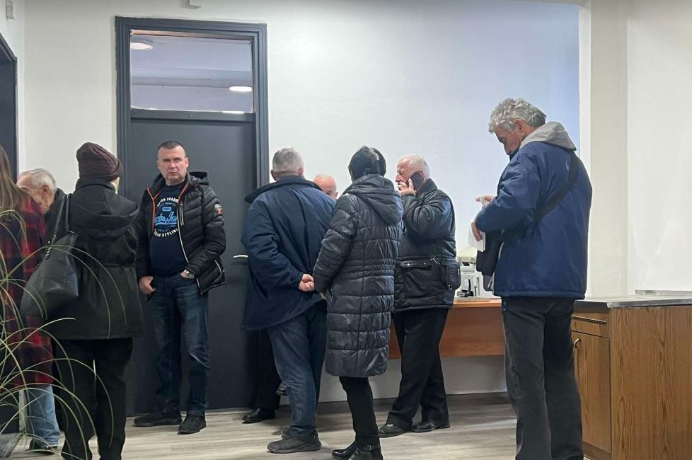 Në qendrën e votimit me kusht në Zubin Potok, mbarojnë fletëvotimet (VIDEO)
