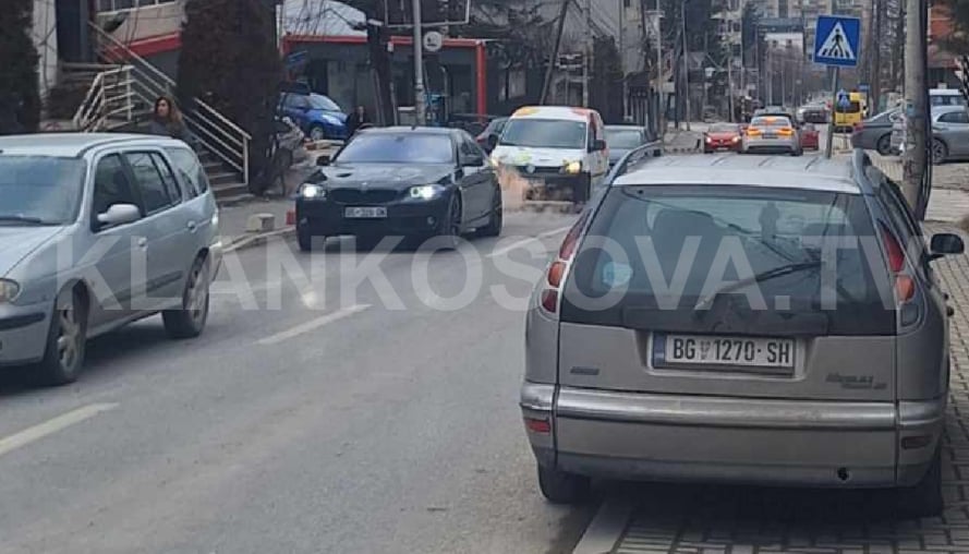 Vetura me targa të Beogradit, bllokon trotuarin në Prishtinë