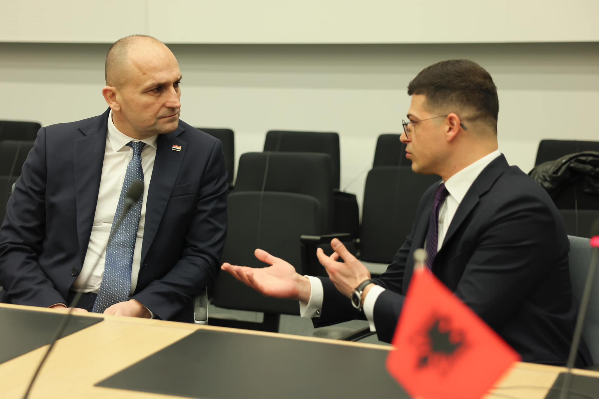 Vengu flet me ministrin kroat të Mbrojtjes për rritjen e bashkëpunimit në Kosovë