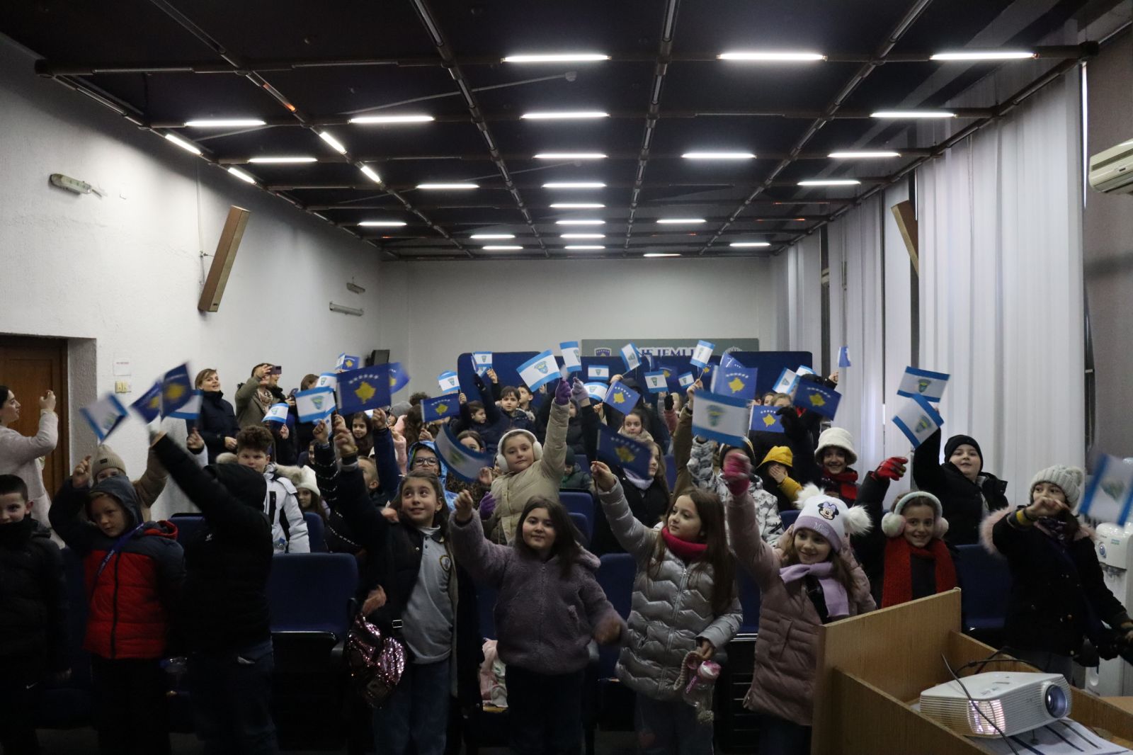 Policia e Kosovës mirëpret në një vizitë mbi 100 fëmijë