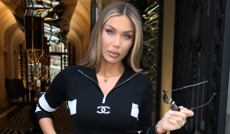 Adelina Tahiri me poza nga vetura