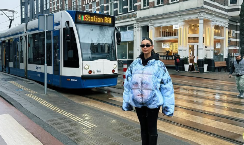 Adrola Dushi pozon rrugëve të Amsterdamit