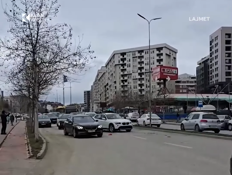 Pesë të lënduar nga aksidenti mes shtatë automjeteve në Prishtinë (VIDEO)