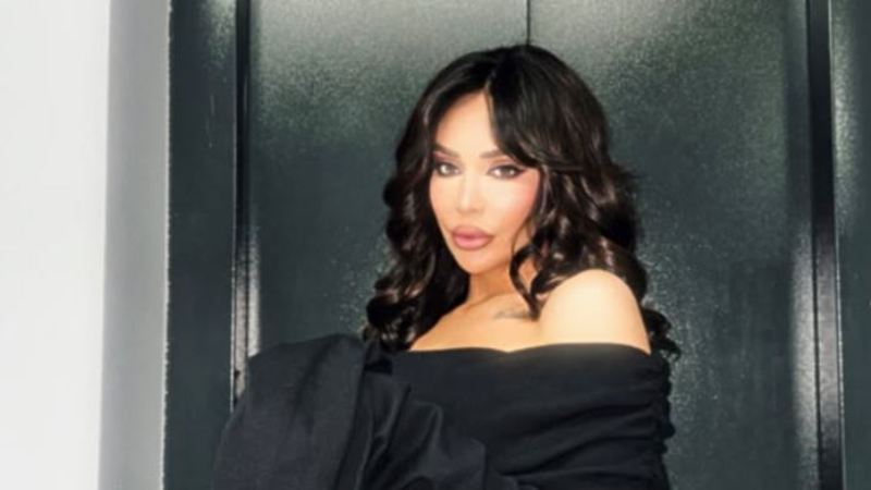 Ana Kabashi pozon e mbështetur për muri