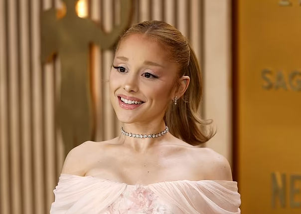 Ariana Grande, si një ‘barbie’ në paraqitjen e fundit
