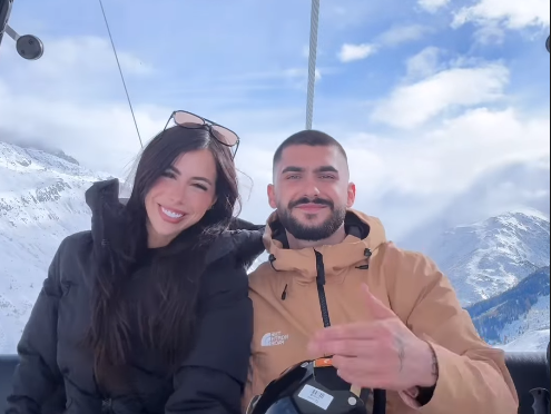 Butrint Imeri pozon krahë një vajze misterioze, shfaqet i buzëqeshur