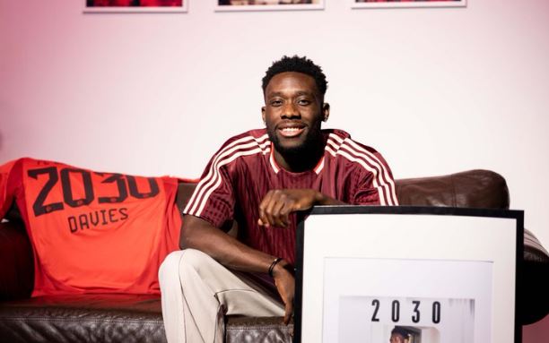 Alphonso Davies rinovon kontratën me Bayernin