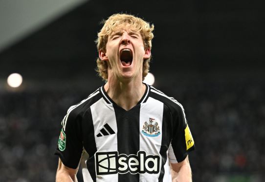 Newcastle në finale të Kupës së Ligës, çon në shtëpi Arsenalin
