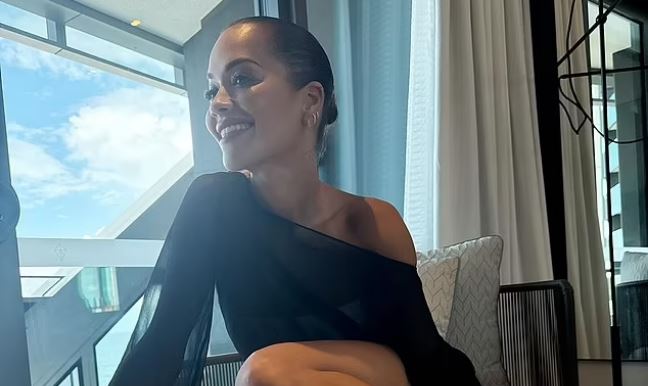 Rita Ora merr vëmendje me fotografitë e fundit, vë në pah këmbët e tonifikuara