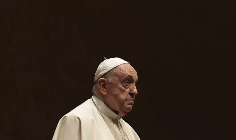 Papa Françesku u bën thirrje të rinjve ukrainas: "Jini patriotë, refuzoni luftën, falni!"