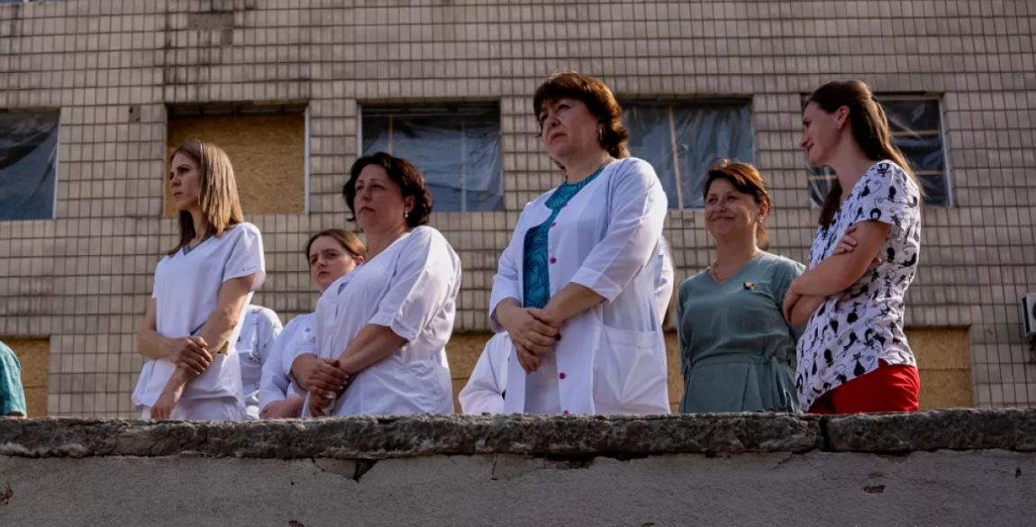 'Ne ndryshuam mendërisht': Si 3 vjet luftë kanë shtrydhur punonjësit shëndetësorë të Ukrainës