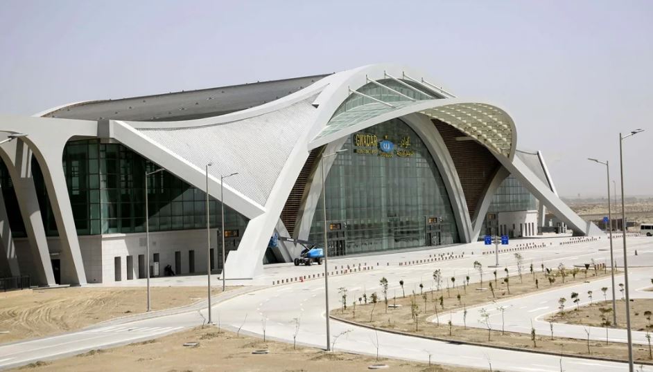 Pse një qytet me 90 mijë banorë ka një aeroport me kapacitet prej 400 mijë persona
