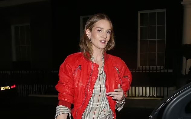 Rosie merr gjithë vëmendjen me xhaketën e kuqe në festën e Burberry