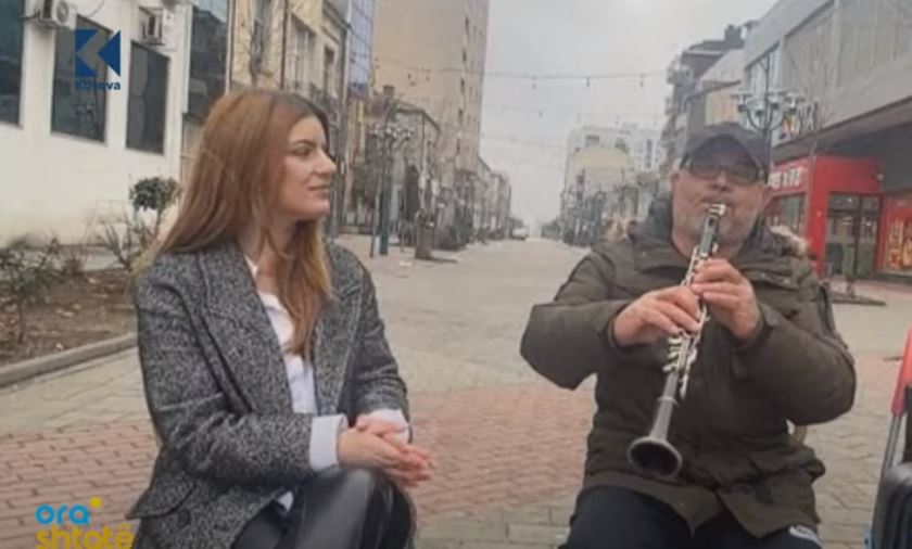 Muzikanti nga Shqipëria që disponon rrugët e Ferizajt (VIDEO)