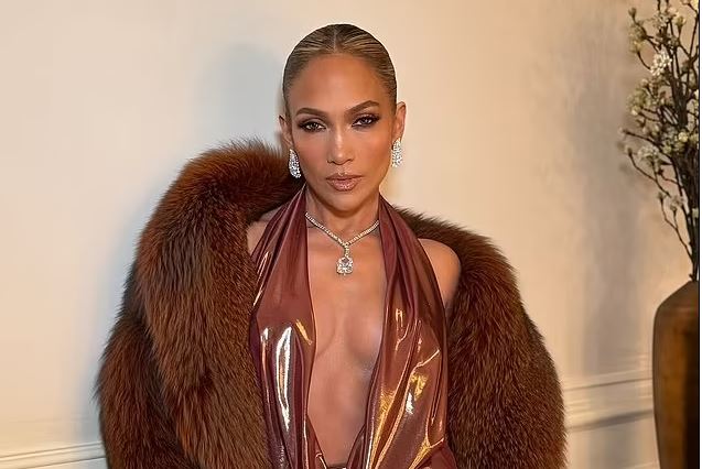 JLO nuk lë vend për imagjinatë, e gjitha 'çokollatë' në festën para Grammys