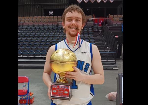 U shpall kampion i basketbollit me skuadrën e tij në SHBA, Dini Syla thotë se ndihet i plotësuar (VIDEO)