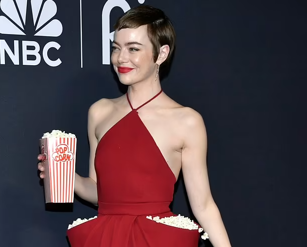 Emma Stone vishet me kokoshka, ja paraqitja e veçantë e aktores