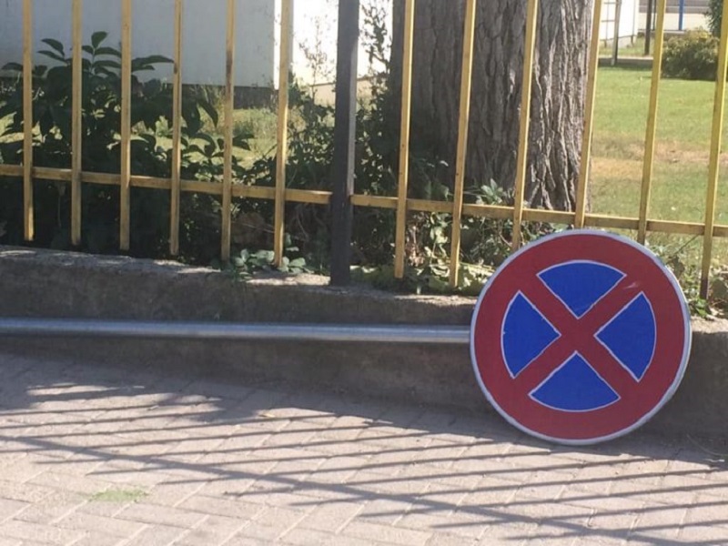 Hiqen katër shenja të komunikacionit në Leposaviq