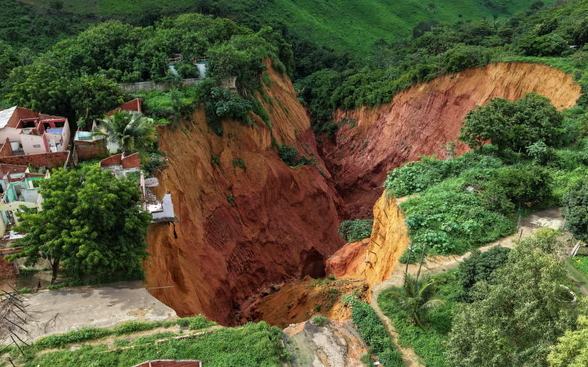 Në një qytet të Amazonës shpallet gjendje emergjente pasi u krijuan gropa të mëdha