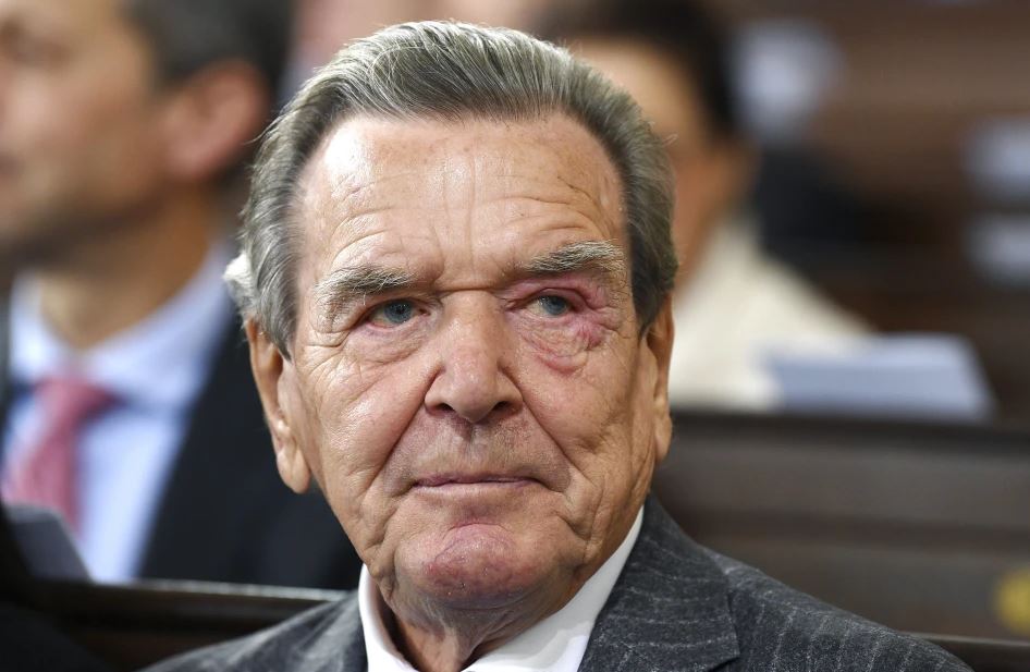 Ish-kancelari gjerman Gerhard Schroeder shtrohet në spital