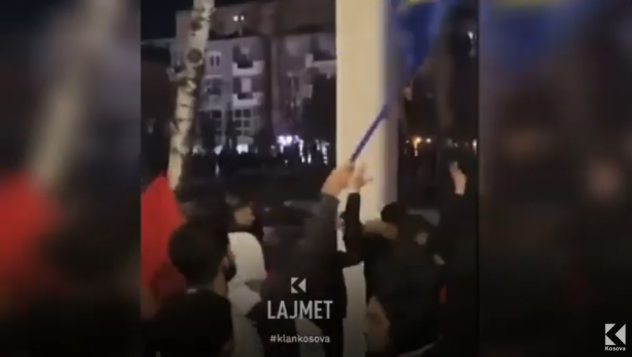 Drenica pret kërkimfalje nga Kurti për tre gishtërinjtë e shfaqur në tubimin e LVV-së (VIDEO)