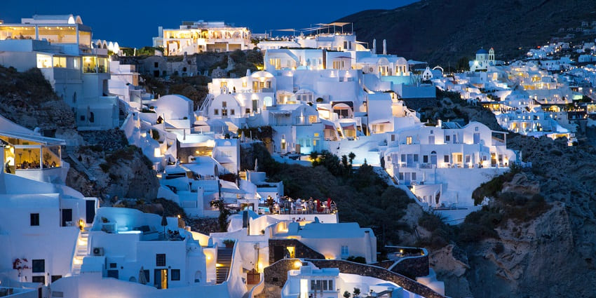 Santorini po përballet me rrezik të sezonit të dobët turistik, shkak tërmetet