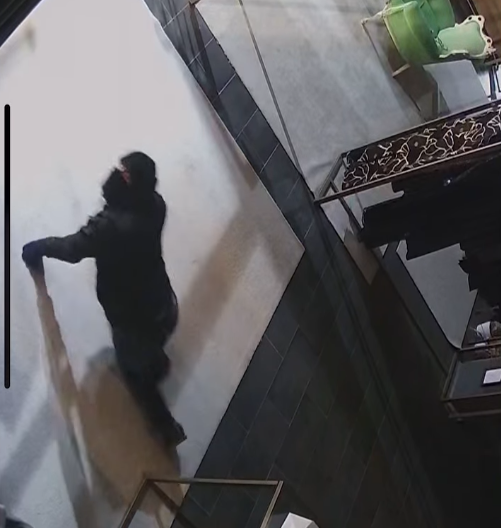Hajnat thyejnë lokalin e Blerina Kllokoqi Rugovës, dalin pamjet