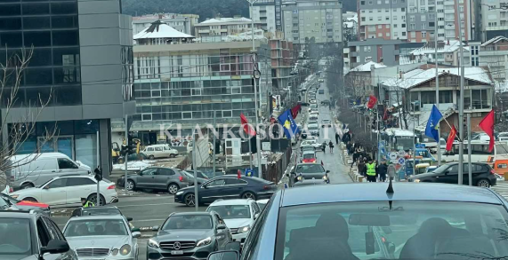 Kolona kilometrike nga hyrja e Skenderajt deri në Prekaz (VIDEO)