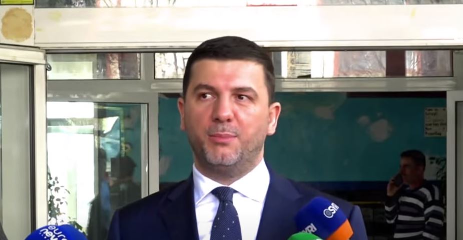 Krasniqi pas hedhjes së votës: Është një ditë e madhe dhe e rëndësishme për qytetarët dhe demokracinë e Kosovës
