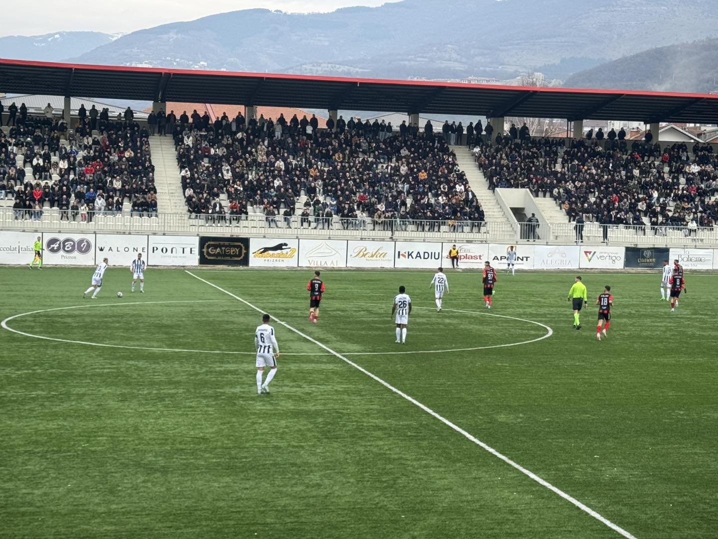 Prizreni e "komplekson" Superligën, mbi 6 mijë tifozë në derbin e Ligës së Parë (VIDEO)