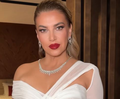 Leonora Jakupi “përrallore” në fustan të bardhë