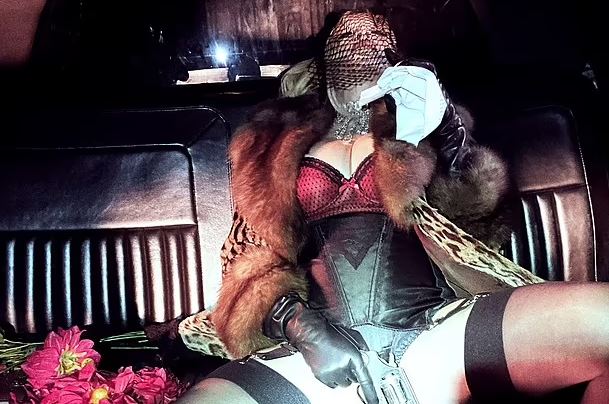 Madonna vjen me foto tejet provokuese
