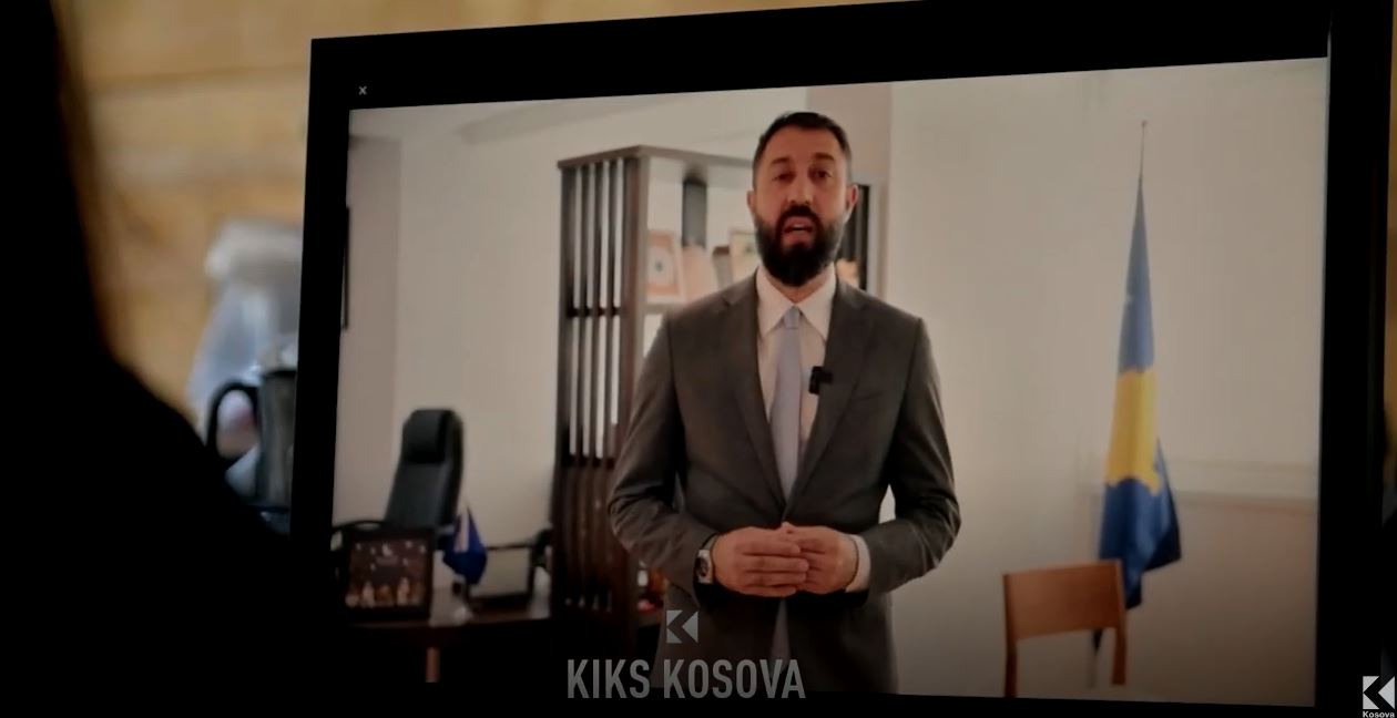 Ministri Elbert Krasniqi iu dha grante për shtëpi familjarëve e bashkëpartiakëve (VIDEO)