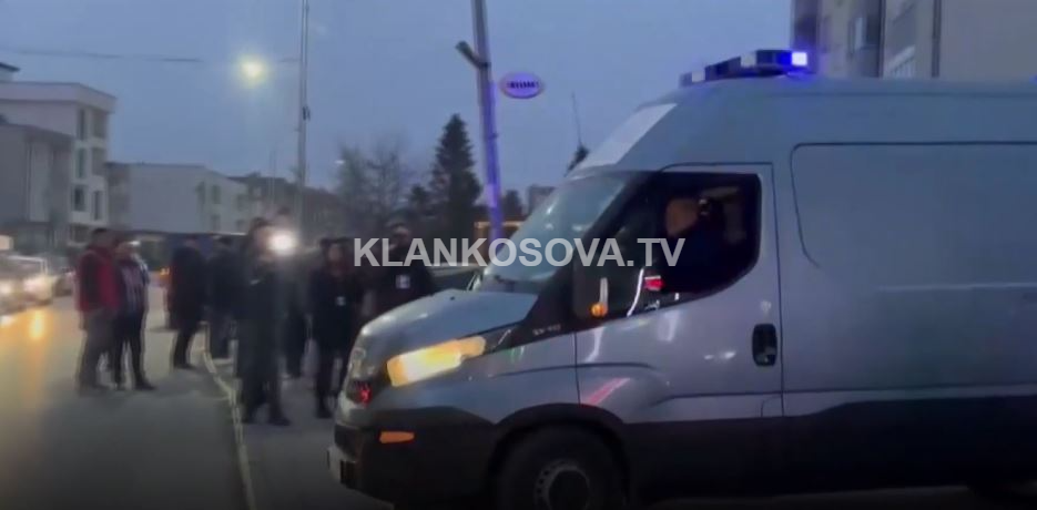 Vrasja në Skenderaj, trupi i pajetë i viktimës largohet nga vendi i ngjarjes (VIDEO)