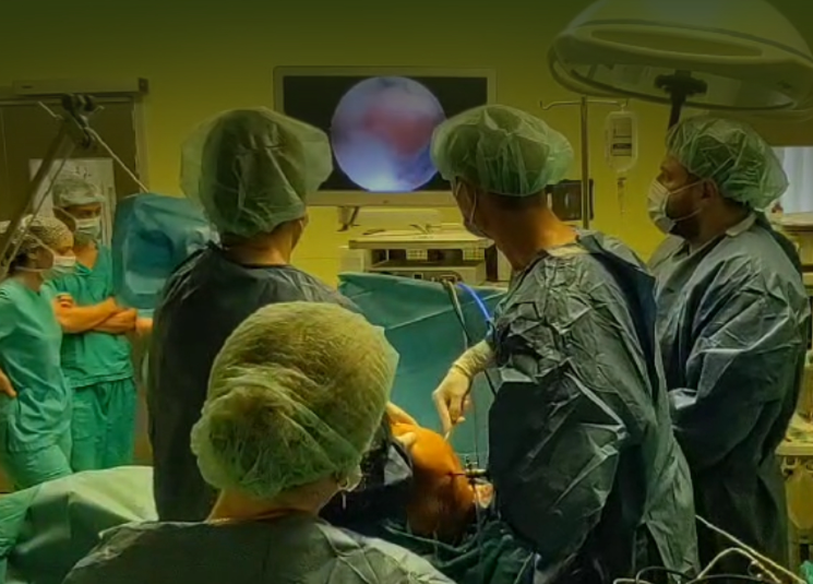Rrahje mes mjekëve në sallën e operacionit në një spital të Maqedonisë së Veriut