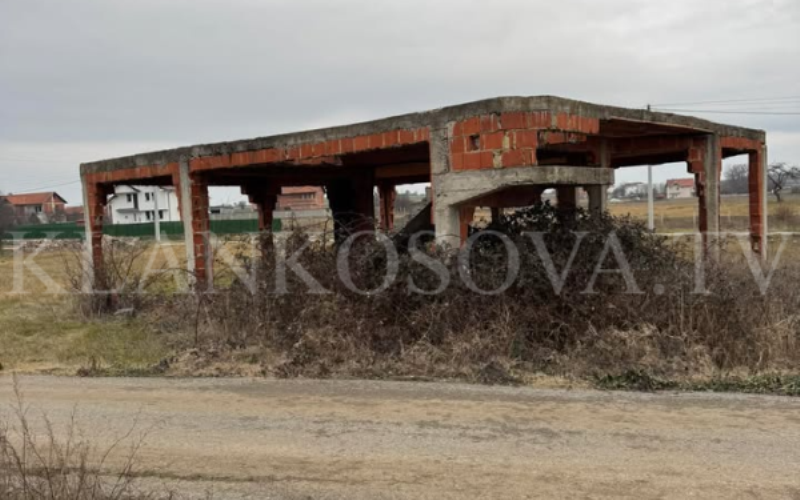Banorët e Stapanicës së Klinës ndihen të rrezikuar nga një objekt i pabanuar (FOTO)