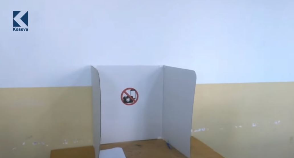 Në Pejë anomali, nuk ruhet privatësia gjatë votimit (VIDEO)