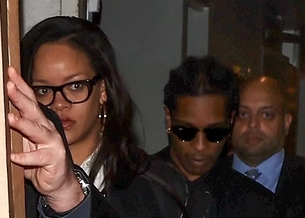 Rihanna, magjepsëse edhe pa pikë grimi