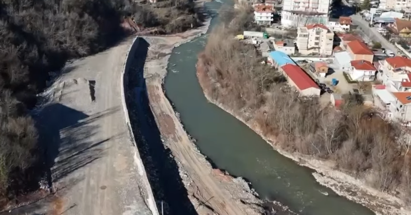 Rama me pamje nga kantieri i rrugës Elbasan-Qafë Thanë: Punimet për zgjerim, me ritme të shpejta (VIDEO)