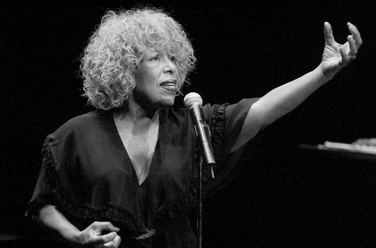 Ndërron jetë këngëtarja e hitit “Killing Me Softly With His Song”
