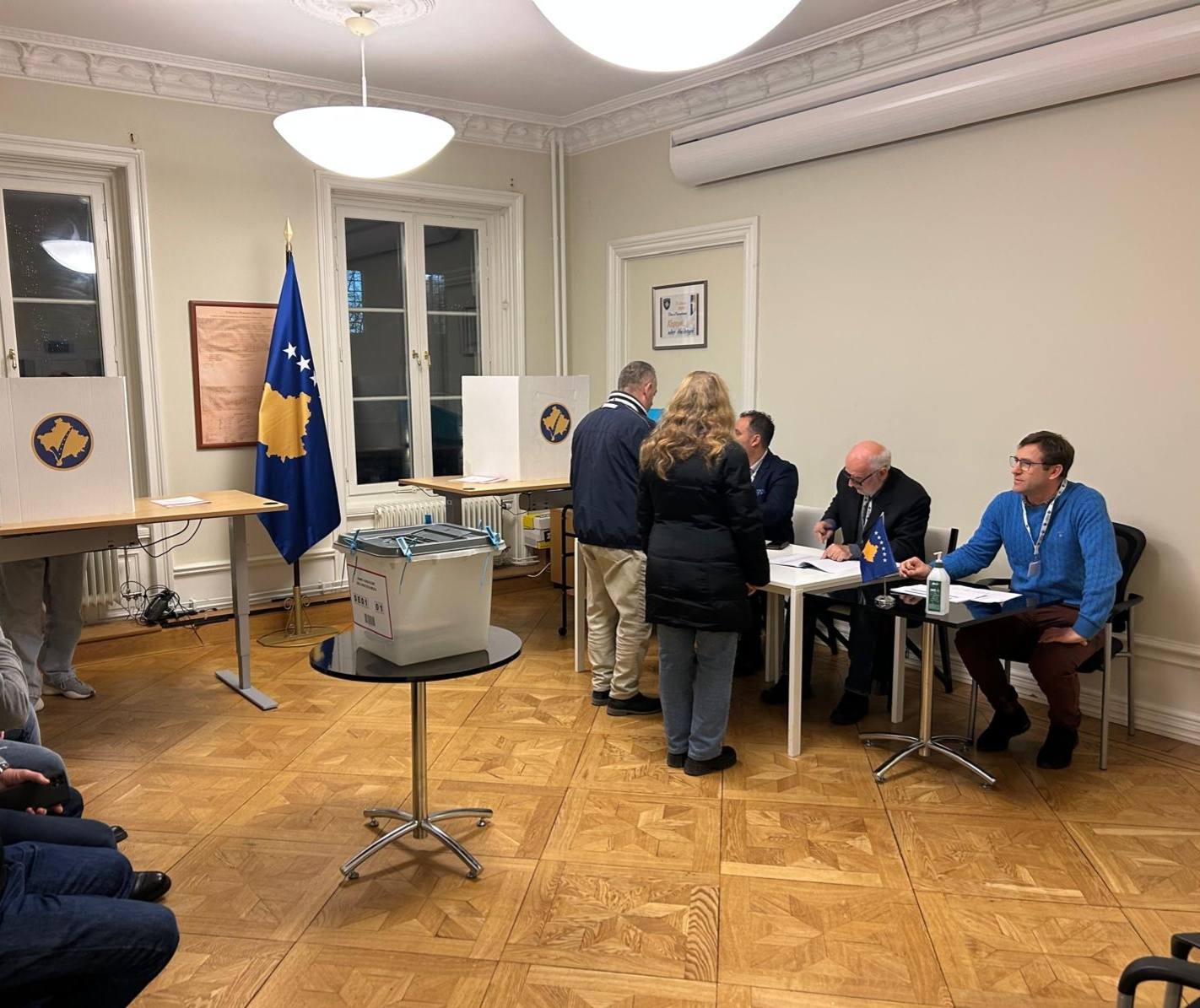 Kosovarët po votojnë edhe në ambasadën e Stokholmit