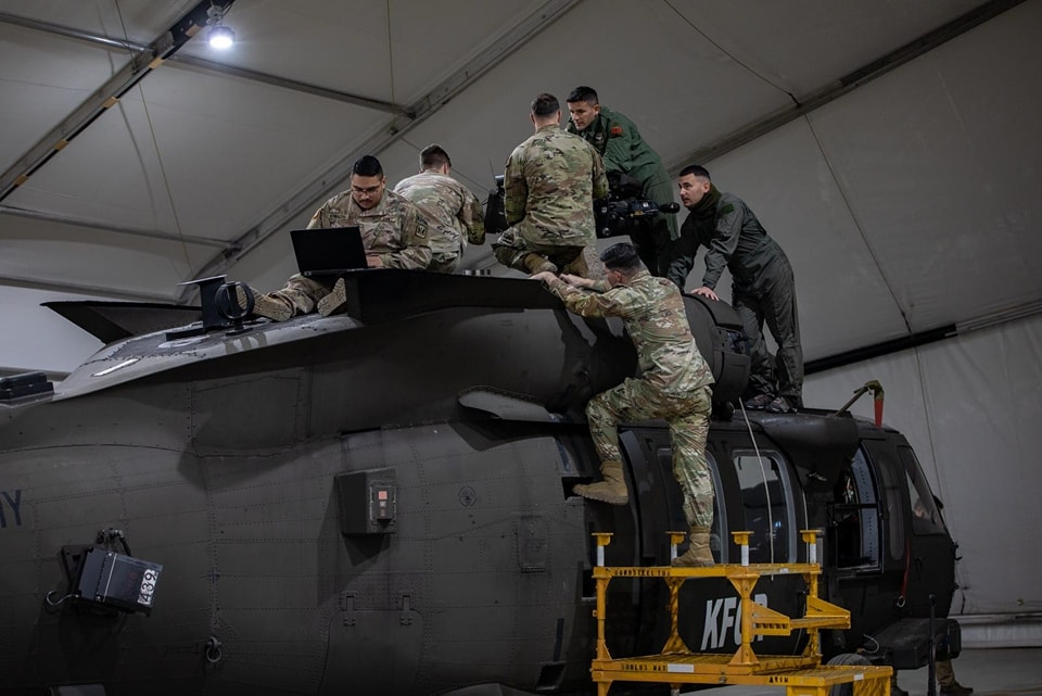 KFOR: Ushtarët amerikanë dhe shqiptarë i mirëmbajtën helikopterët "Blackhawk UH60M"
