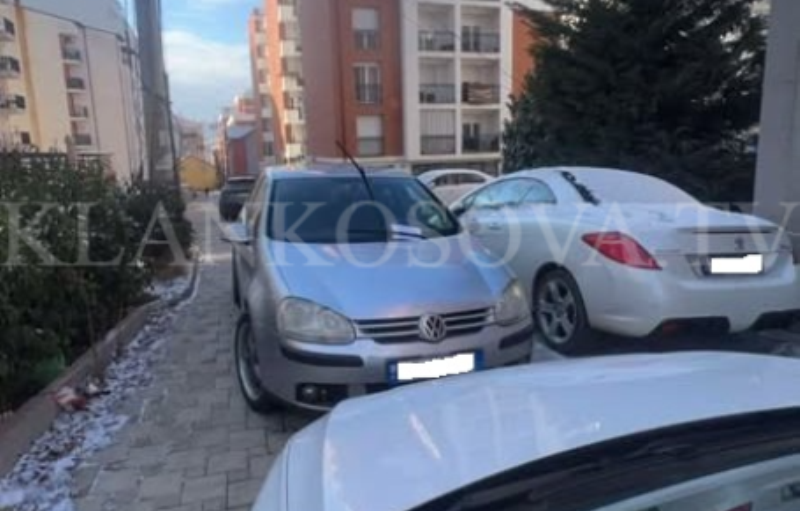 Banorët e rrugës “Uran Ajeti” në Prishtinë ankohen për bllokim nga makinat 