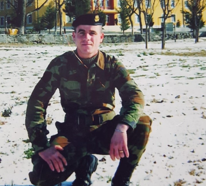 Publikohen fotot, viktima i veshur me rroba ushtarake, u vra nga babai i tij