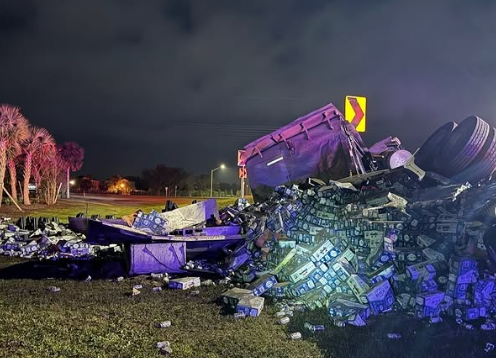 Kamioni përmbyset në një autostradë në Florida, përfundojnë në tokë rreth 20 mijë litra birrë