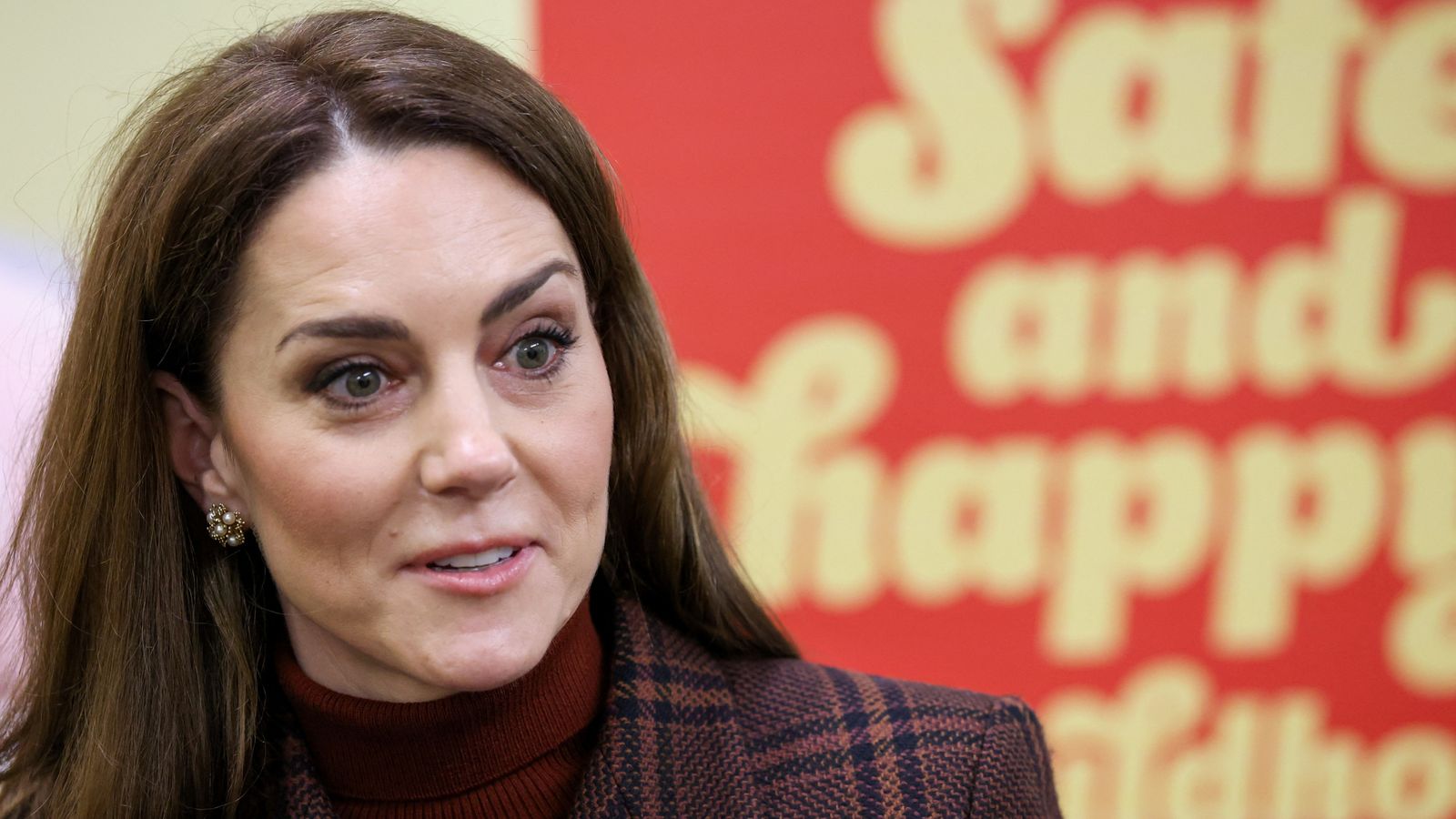 Kate u përball me thirrjet "kemi nevojë për më shumë fonde" teksa vizitoi burgun e grave